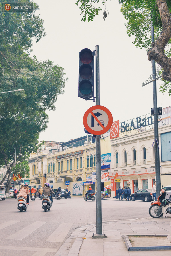Nút bấm và đèn tín hiệu ở ngã ba Hàng Trống - Lê Thái Tổ đã bị hỏng từ lâu và chẳng còn ai quan tâm đến chúng.