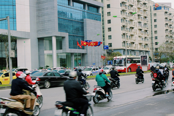 
Các ngả đường tiến vào trung tâm Thủ đô trên đường Mễ Trì đều chật kín trong khi đó, hướng đi ra ngoại thành rất thưa thớt.
