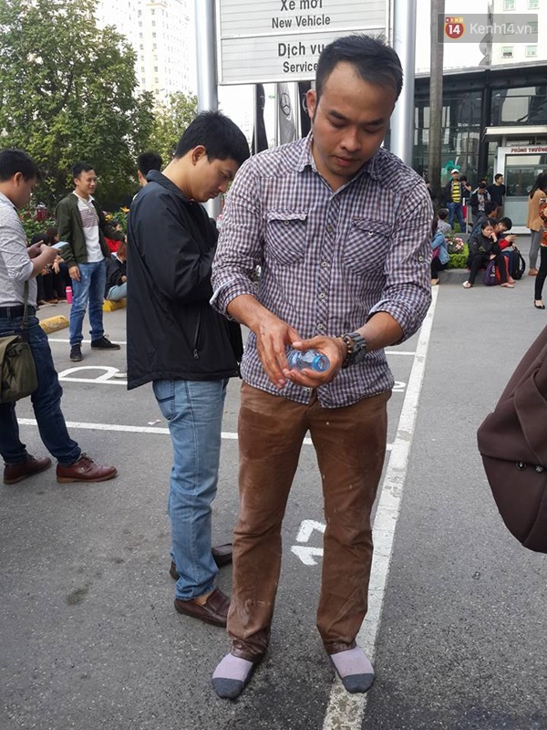 Một nhân viên của công ty tại tòa nhà vừa chạy từ trên khu vực phát ra ngọn lửa xuống dưới đại sảnh - (Ảnh: Hoàng Hải).
