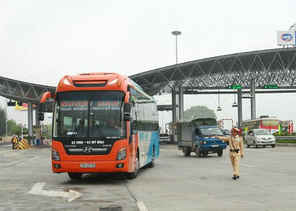 Tại điểm dừng (trạm thu phí) cao tốc Pháp Vân - Cầu Giẽ, Cục Cảnh sát PCCC và CNCH (Bộ Công an) đã tiến hành dừng xe kiểm tra công tác phòng chống cháy nổ trên các phương tiện.