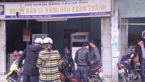 Khách hàng đổ xăng tại đại lý bán lẻ Xuân Thành.
