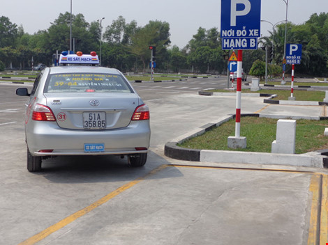 Hình ghép ngang (tượng trưng cho việc bạn tiến, lùi xe tấp vào lề đường để đậu trong khi khoảng giữa còn trống và “bị khóa” ở đầu và đuôi bới hai xe đã đậu trước đó) có chiều dài chỉ 6,45 m và rộng 2,2 m.