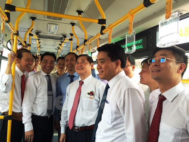 
Lãnh đạo Ủy ban Nhân dân thành phố Hà Nội và Bộ Giao thông Vận tải trải nghiệm xe buýt chất lượng cao. (Ảnh: Việt Hùng/Vietnam+)
