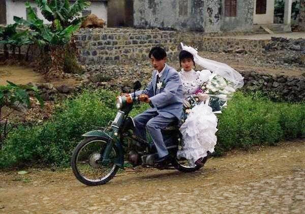 
Một đám cưới quê thời xưa với cảnh chú rể đón cô dâu trên chiếc Honda Super Cub.
