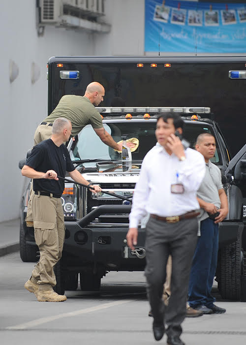 
Trước khi đoàn xe di chuyển, các đặc vụ Mỹ đã lau chùi cẩn thận những chiếc xe đặc chủng bảo vệ Tổng thống Obama đỗ trong sảnh khách sạn Marriott. Ảnh: Vietnamnet
