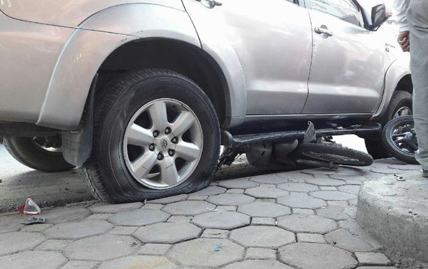 
Hai bánh xe bên phải của chiếc Toyota Fortuner bị hết hơi. Ảnh: Vietnamnet
