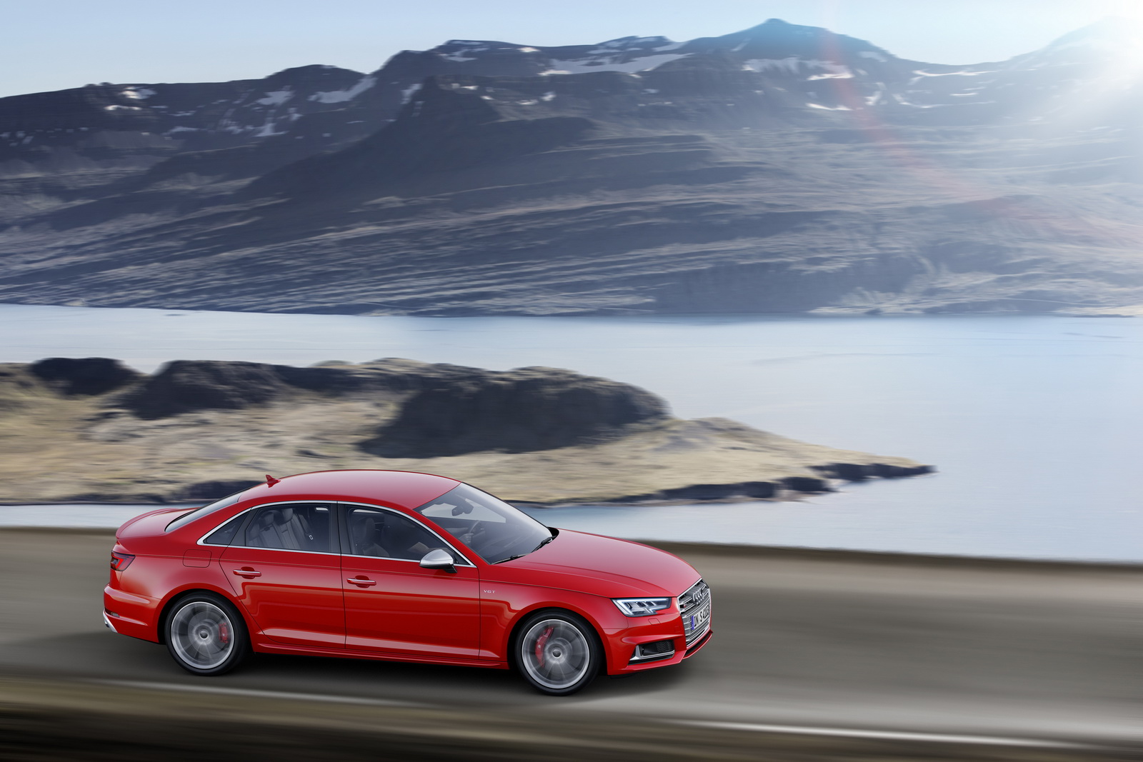 
Như vậy, so với phiên bản cũ, Audi S4 2017 mạnh hơn 21 mã lực và 60 Nm. Trong khi đó, lượng nhiên liệu tiêu thụ trung bình của Audi S4 2017 chỉ dừng ở mức 7,3 lít/100 km.
