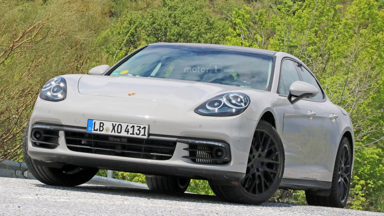 
Porsche Panamera 2017 gần như không ngụy trang chạy trên đường thử.
