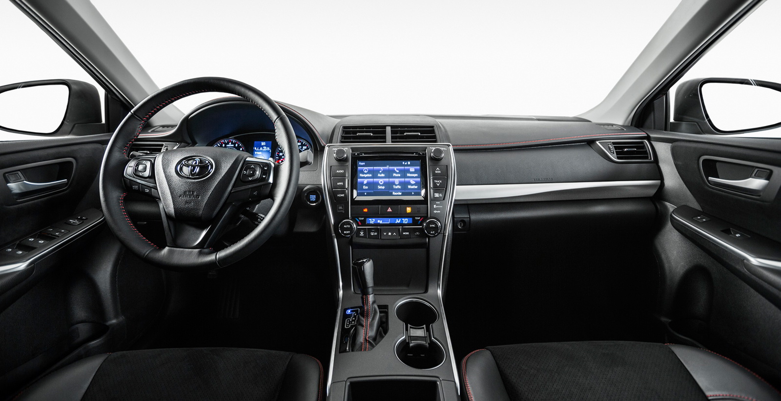 
Trong khi đó, Toyota Camry 2017 bản XLE và XSE có thêm hệ thống đa phương tiện Entune Audio Plus tiêu chuẩn. Hệ thống này bao gồm cả ứng dụng định vị và dàn âm thanh.
