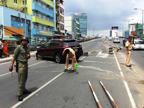 
Chiếc ô tô tông văng nhiều mét dải phân cách trên cầu Calmette trưa 30-5.
