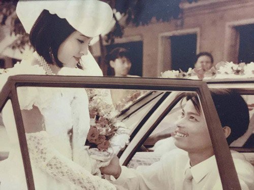 
Cộng đồng mạng từng nở rộ trào lưu khoe ảnh cưới của bố mẹ, trong đó, nhiều hình ảnh ghi lại lễ rước dâu độc đáo của các cặp đôi ngày xưa.
