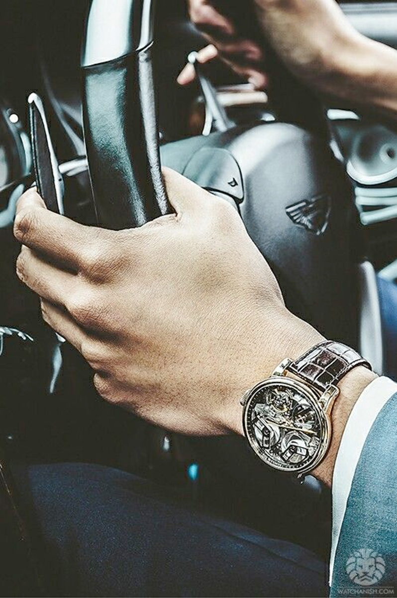 
Đồng hồ Arnold & Son độc đáo với thiết kế “hở” skeleton, điều này cho phép người đeo có thấy được bộ máy truyền động Calibre A&S6003 độc quyền của hãng với 32 hạt chân kính, vô cùng đẳng cấp khi đi đôi với xế hộp Bentley. Với xung nhịp cao 4Hz và vận tốc dao động đánh kinh ngạc là 28,800 nhịp/giờ, chiếc đồng hồ DSTB đảm bảo được sự chính xác cao và có khả năng dự trữ năng lượng lên đến 50 giờ, chiếc đồng hồ có giá khoảng hơn 1,1 tỷ đồng, phiên bản giới hạn 50 chiếc trên toàn thế giới.
