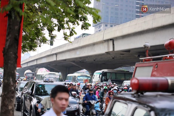 Vụ cháy khiến giao thông qua khu vực này bị ùn tắc cục bộ - (Ảnh: Nam Nguyễn)