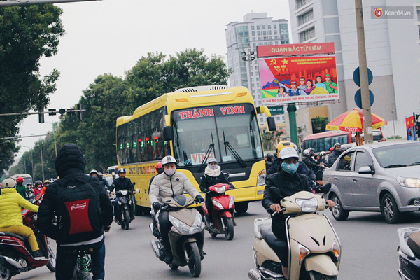 
Đường Phạm Văn Đồng bắt đầu ùn tắc từ lúc 7h30 sáng.
