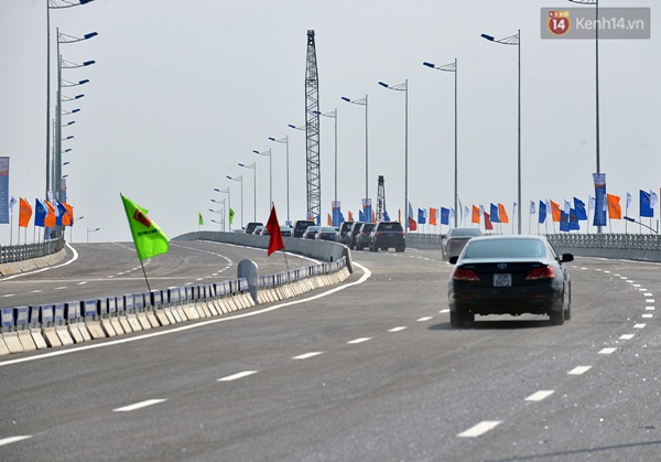 
Đây là cây cầu thuộc dự án nút giao thông trung tâm quận Long Biên được chính thức khởi công và bắt đầu xây dựng vào ngày 16/5/2015 theo hình thức hợp đồng BT (xây dựng - chuyển giao), trong đó đại diện của người quyết định đầu tư là BQL hạ tầng Tả Ngạn (TP Hà Nội) và chủ đầu tư là Công ty CP Him Lam.
