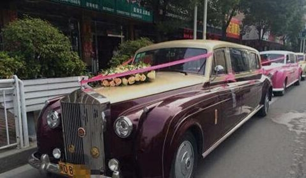 4 chiếc xe màu đen, mận, hồng và vàng đồng với lối trang trí đơn giản đã thu hút sự chú ý rất lớn của dư luận vì quá bắt mắt.