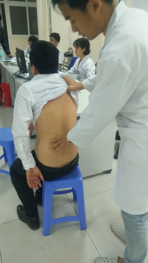 
Anh Trịnh đang khám tại bệnh viện.
