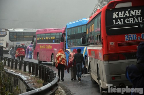 
Hàng loạt xe khách đi Lai Châu phải chôn chân từ 3h sáng nay.
