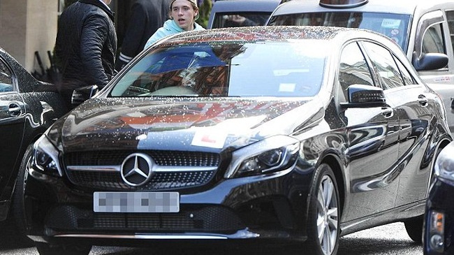 
Cậu cả nhà David Beckham học lái bằng Mercedes-Benz A-Class...
