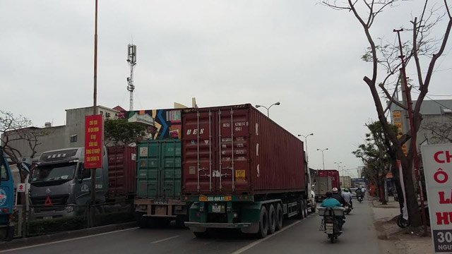 
Đường 5 cũ, đoạn qua nội thành Hải Phòng gồm đường Nguyễn Văn Linh, Nguyễn Bỉnh Khiêm, Lê Thánh Tông thường xuyên tắc nghẽn nhiều giờ, nhiều km do xe container nườm nượp đi thành hàng hai, hàng 3, khiến người dân bức xúc.
