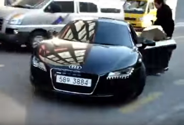 
Siêu xe Audi R8 của nam ca sỹ dính scandal xâm hại tình dục.
