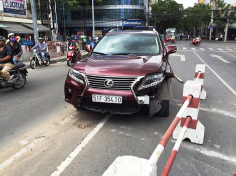 
Phần đầu xe hư hỏng nặng, nhiều mét dải phân cách thép văng tung tóe sau cú tông.
