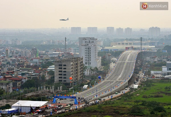 
Cầu vượt nút giao thông trung tâm quận Long Biên có chiều dài 809,7m với 16 nhịp, bao gồm 1 cầu chính có hệ dầm hộp thép bản liên hợp bê tông, 5 nhịp liên tục với chiều dài 310m và hệ thống cầu dẫn dài 494,9m với kết cấu dầm hộp bê tông cốt thép ứng lực trước.
