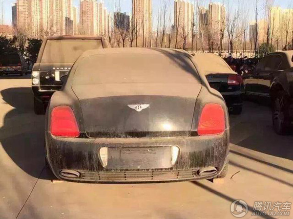 Chiếc Bentley Flying Spur có giá khoảng 3 triệu tệ (tương đương 10.2 tỷ đồng). Và thấp thoáng đâu đó là chiếc Range Rover cùng với chiếc Audi màu đen ở hàng trên.