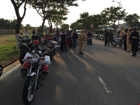 
Lực lượng công an kiểm tra các xe mô tô khủng diễu hành trên đường.
