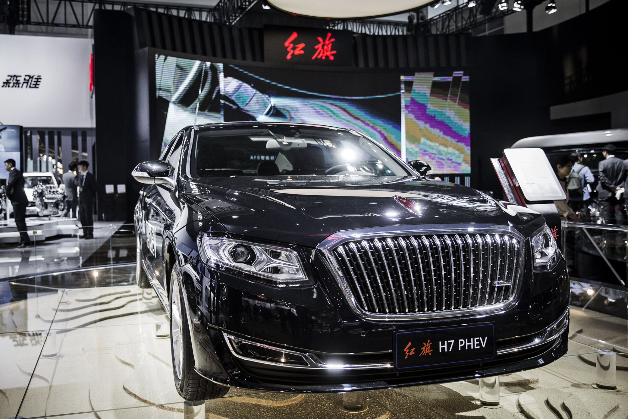 
2 năm trước, nhãn hiệu nhà nước FAW đã từng gây choáng khi bán một chiếc xe limousine tự sản xuất với giá lên đến 5 triệu Nhân dân tệ, tương đương 803.300 USD. Năm nay, FAW muốn tỏa sáng tại triển lãm Bắc Kinh bằng mẫu xe H7 PHEV của nhãn hiệu con Hồng Kỳ.
