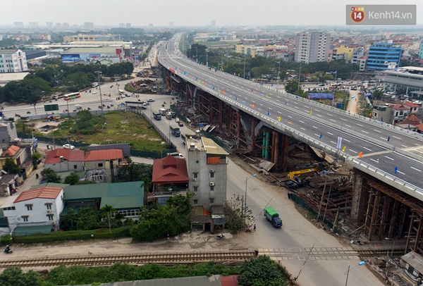 
Đường nội đô dọc theo hai bên cầu vượt được thiết kế chui qua đường sắt Hà Nội - Đồng Đăng hiện tại bởi 2 hâm chui có tĩnh không 4,25m và 2,5m cho phương tiện giao thông chạy trong nội đô và người đi bộ.
