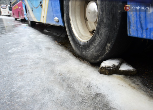 
Mặt đường đóng băng trơn trượt, các xe chỉ có thể chèn bánh để xe đỗ ngay giữa chân đèo.
