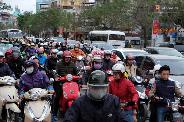 
Đường Nguyễn Văn Cừ (quận Long Biên) đông đến nghẹt thở.
