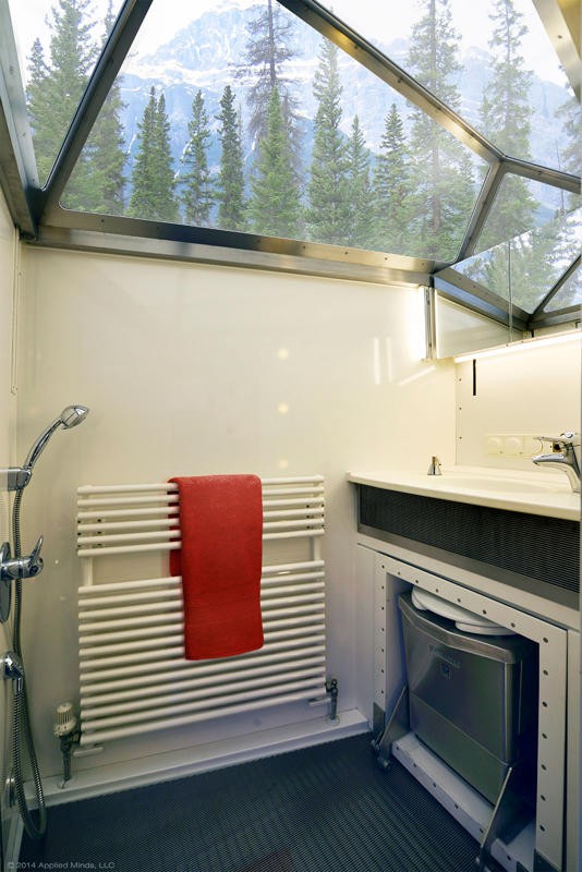
Khu vực nhà tắm có cửa sổ trời để tận dụng ánh sáng thiên nhiên, tiết kiệm nhiên liệu và khiến không gian thoáng đáng hơn. Có thể thấy một bồn cầu vệ sinh được cất giấu khá tinh tế trong phòng tắm di động này.
