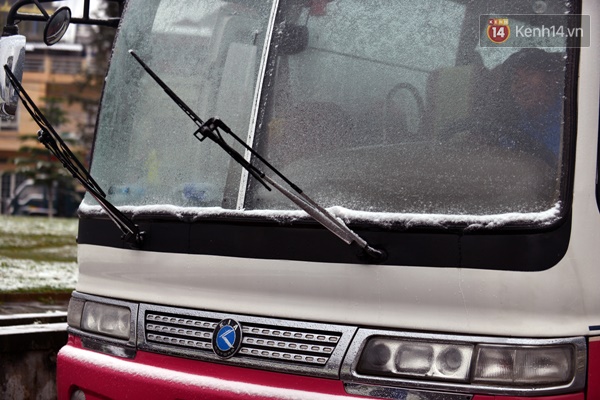 
Một chiếc xe khách đỗ ven đường phải ngả cần gạt nước mưa ra đề phòng băng tuyết tích tụ dày dễ làm gãy hoặc cong cần gạt.
