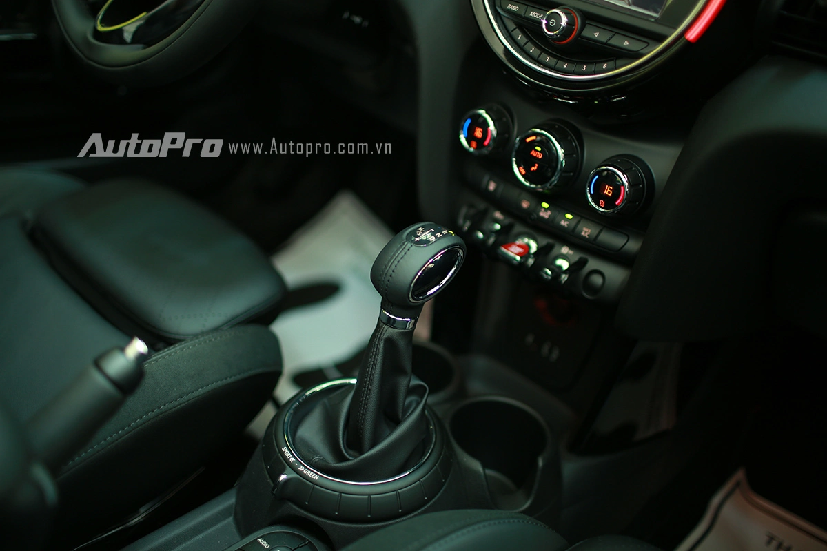 
MINI Cooper S Convertible được trang bị hộp số tự động 6 cấp. Nhờ đó, xe có thể tăng tốc từ 0-100 km/h trong 7,1 giây trước khi đạt tốc độ tối đa 228 km/h.
