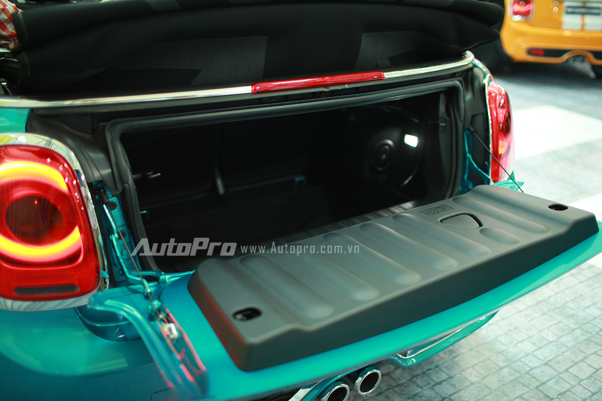 
MINI Cooper S Convertible có thể tích khoang hành lý có thể mở rộng lên tới 215 lít.
