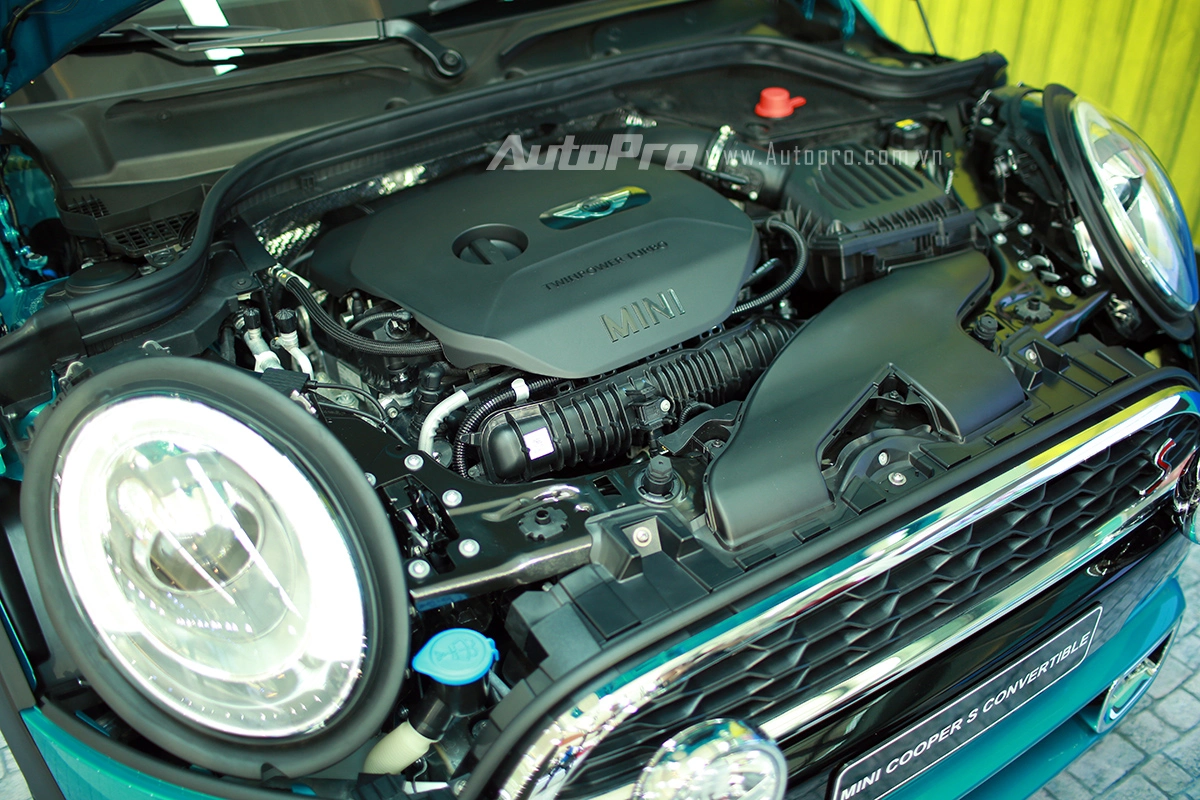 
Trên phiên bản MINI Cooper S Convertible là khối động cơ thẳng hàng 4 xi-lanh có dung tích 1,998cc có khả năng sản sinh công suất tối đa 192 mã lực tại vòng tua 5.000-6.000 vòng/phút và mô-men xoắn cực đại đạt 280 Nm tại vòng tua 1.250-4.600 vòng/phút.
