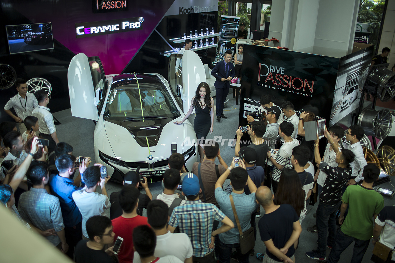 
Elly Trần và chiếc BMW i8 nhanh chóng thu hút sự quan tâm của đám đông tại BMW World Vietnam 2016.
