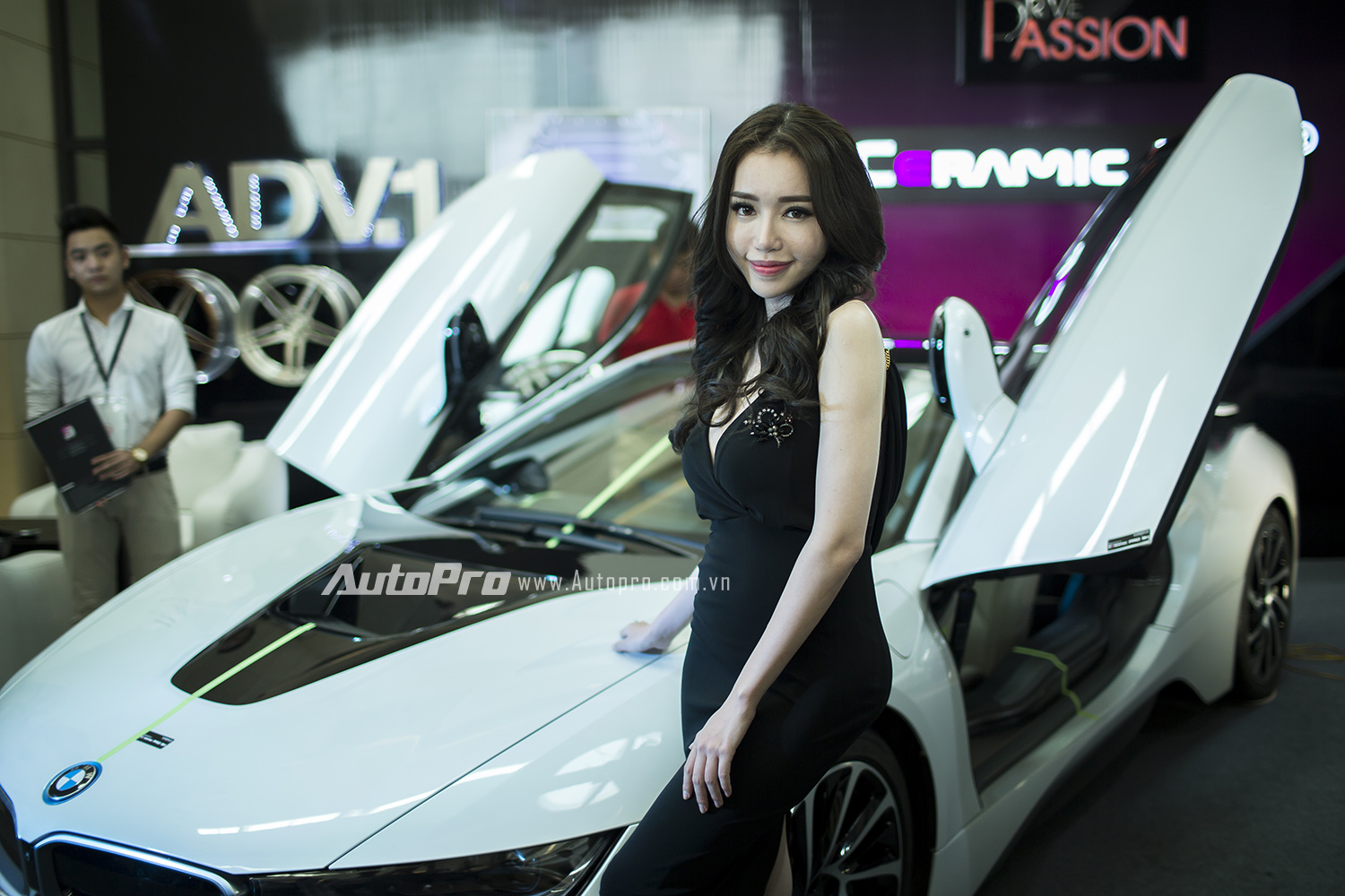 
Tại BMW World Vietnam 2016, Elly Trần khá nhẹ nhàng trong bộ đồ đen.
