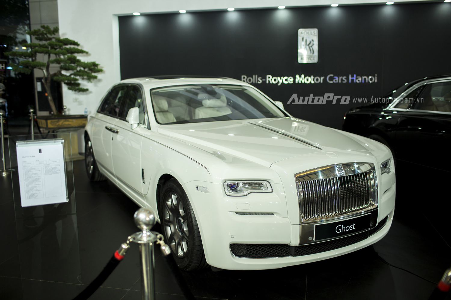 Một bạch diện thư sinh khác là Rolls-Royce Ghost Series II EWB với màu trằng English White lịch lãm cũng có giá hơn 27,8 tỉ đồng.