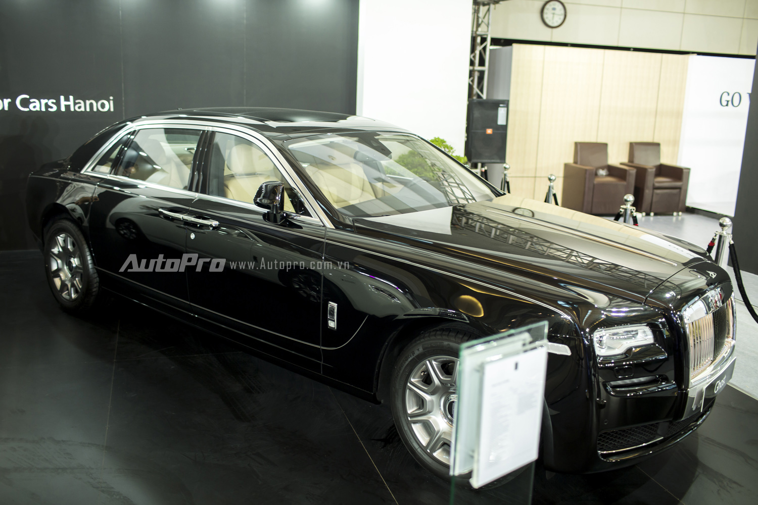 Mặc dù là triển lãm BMW World Vietnam 2016 nhưng sự xuất hiện của thương hiệu xe siêu sang Rolls-Royce lại thu hút nhiều sự chú ý của khách đến thăm quan hơn tất cả khi mà sự xuất hiện của cặp đôi hắc bạch gồm Rolls-Royce Ghost Series II EWB với màu đen Diamond Black có giá 27,8 tỉ đồng.