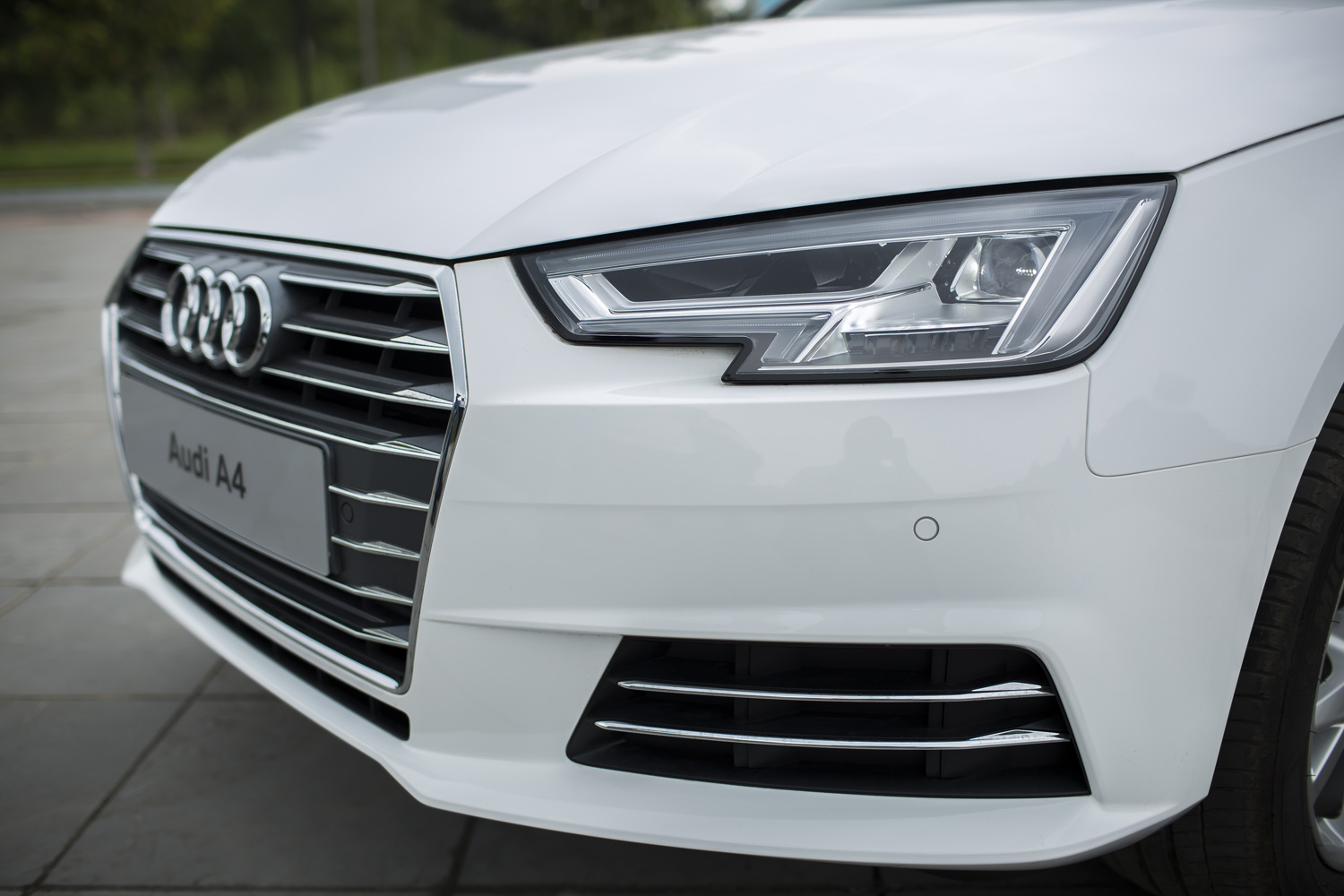 
Audi mang tới 2 tuỳ chọn đèn chiếu sáng cho Audi A4 thế hệ mới là LED và LED ma trận.

