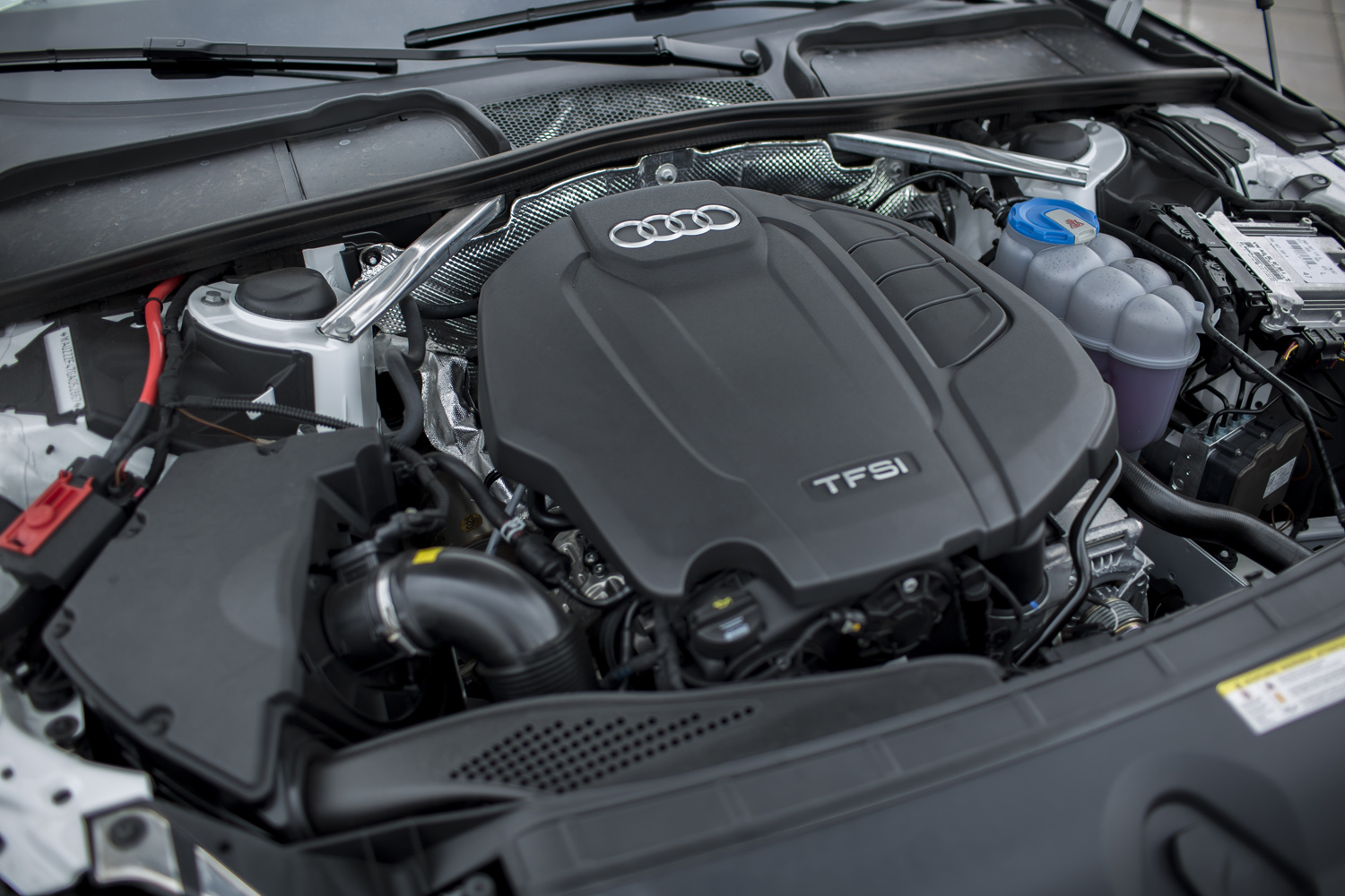 
Bên dưới nắp ca-pô của Audi A4 thế hệ mới là khối động cơ TFSI 2.0 mới với công suất 190 mã lực và mo-men xoắn 320 Nm toàn dải từ 1.450 - 4.200 vòng/phút. So với động cơ 1.8 TFSI của phiên bản A4 trước đó, mức tiêu thụ nhiên liệu của động cơ 2.0 TFSI đã giảm 16% xuống còn 4,9 lít cho 100 km, trong khi công suất tăng 12%.
