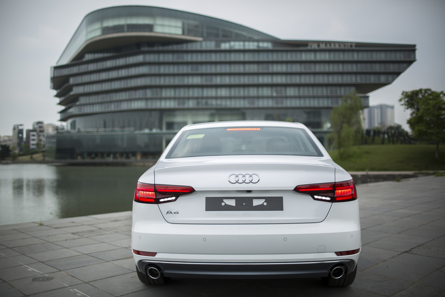 
Audi A4 thế hệ mới nhìn từ phía sau mang dáng vẻ thể thao hơn với đèn hậu dạng LED cùng xi-nhan tia đặc trưng của Audi. Ống xả kép cùng viền mạ crôm mang lại cảm giác thể thao và sang trọng cho mẫu xe sedan này.
