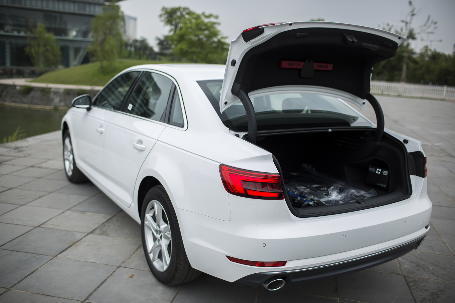 
Khoang hành lý của Audi A4 thế hệ mới có dung tích 480 lit.
