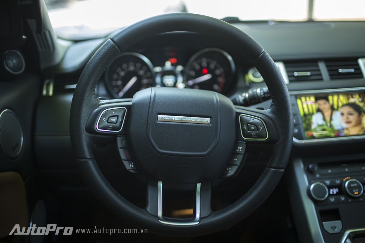 
Vô-lăng 4 chấu đặc trưng của Range Rover Evoque 2016 với hàng loạt nút bấm được bố trí xung quanh như nút điều chỉnh thông tin, tăng giảm âm lượng, kiểm soát hành trình...
