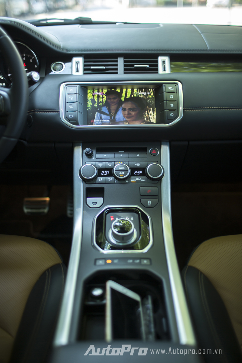 
Xe được trang bị màn hình LCD kích thước 8 inch với khả năng Dual View cho góc nhìn khác biệt từ hai phía ghế lái và ghế hành khách.
