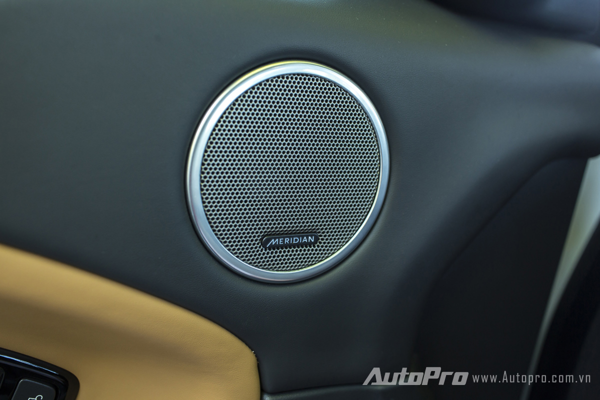 
Ngoài ra, bên trong Range Rover Evoque 2016 còn có dàn âm thanh 16 loa Meridian cao cấp.
