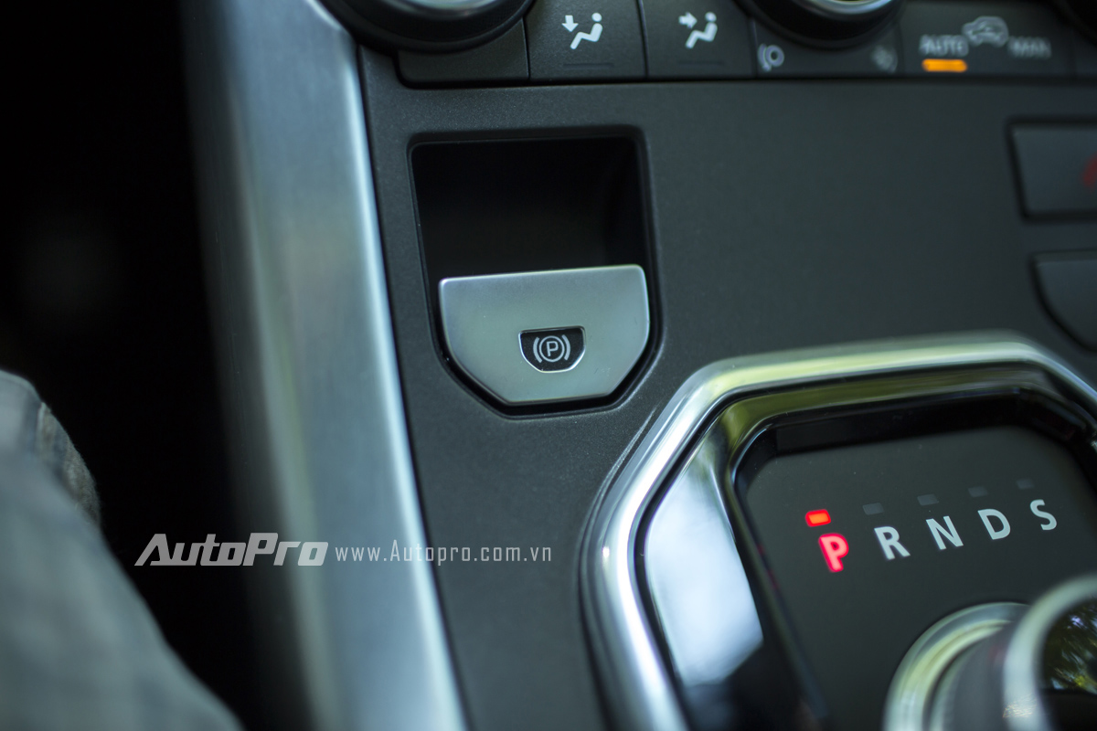 
Phanh điện tử cũng là trang bị tiêu chuẩn trên Range Rover Evoque 2016.
